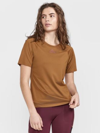 Dámské běžecké triko Craft PRO Trail SS hnědá na modelce. (1)