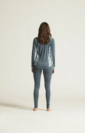 Dámský funkční set Craft CORE Dry Baselayer modrá, zadní pohled na modelku v kompletní sadě. (3)