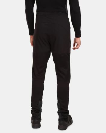 Pohled zezadu na Pánské outdoorové kalhoty Kilpi NUUK-M černá na modelovi. (1)