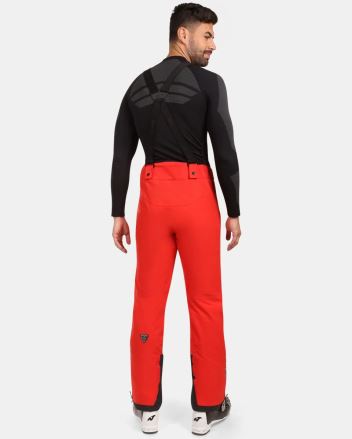 Model z pohledu zezadu v červených Pánské lyžařské kalhoty Kilpi METHONE-M černá 5XL. (1)