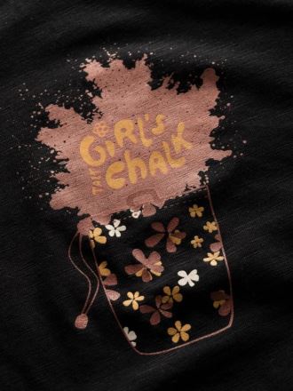 Detail potisku křídového pytlíku s nápisem 'Girl's Chalk' a květinami na Tričku Chillaz Gandia Girls Talk Chalk black 32. (4)