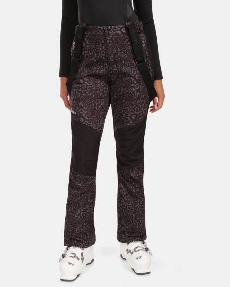 Celkový přední pohled na Dámské softshellové kalhoty Kilpi TORIEN-W černá 34 s kšandami a leopardím vzorem na modelce.