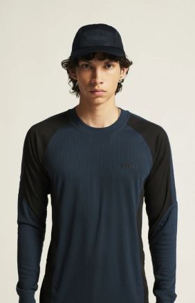 Model v modrém funkčním prádle Set funkčního prádla Craft CORE Dry Baselayer modrá. (4)