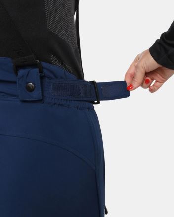 Detail, jak se nastavuje pas na suchý zip u Dámské lyžařské kalhoty Kilpi RHEA-W tmavě modrá. (2)