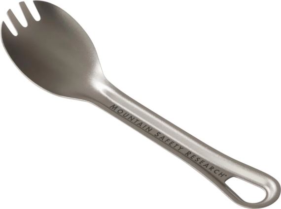 Lžíce s vidličkou MSR Titan Spork z šikmého pohledu na bílém pozadí.