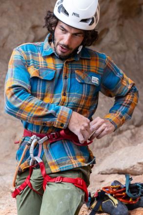 Sedací úvazek Petzl Adjama dark red (6)