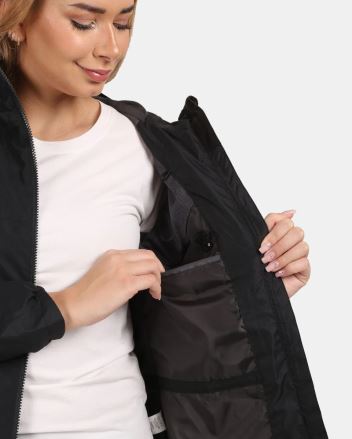 Žena s detailním pohledem na vnitřní kapsu Dámské outdoorové bundy Kilpi SONNA-W černé. (7)