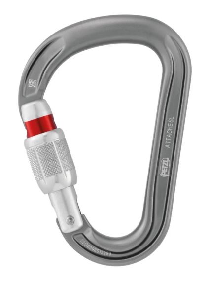 Detailní pohled na šedou karabinu Petzl Attache s červeným šroubovacím zámkem na bílém pozadí.