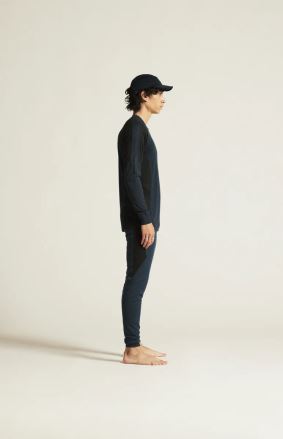 Model v profilu v modrém setu funkčního prádla Craft CORE Dry Baselayer. (2)