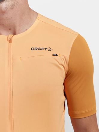 Detail horní části pánského cyklodresu CRAFT PRO Gravel oranžová. (3)
