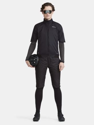 Modelka v cyklošortkách CRAFT PRO Gravel ubZ černá a cyklistickém oblečení. (7)