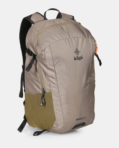 Na obrázku je khaki batoh Kilpi RIDIX 25 černá UNI z předního úhlu s viditelným logem a boční kapsou.