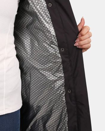 Dámský zimní kabát Kilpi MAIRA-W černá 36, detail vnitřní stříbrné podšívky s hexagonovým vzorem, kterou drží ruka. (4)