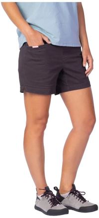 Kraťasy Hannah MOKKA SHORTS tanzine 36 na modelce z boku, s rukou v kapse, ukazující střih. (1)