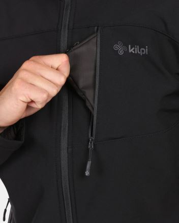 Detailní pohled na otevíranou náprsní kapsu Pánská softshellová bunda Kilpi ONTAVIO-M černá. (3)