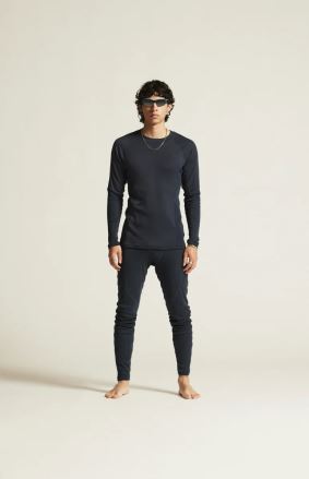 Model v modrém Pánském funkčním setu Craft CORE Warm Baselayer. (1)
