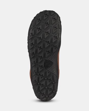 Detail černé podrážky Kilpi Barefoot boty BARE HIGH WP-U tmavě zelená 44 zespodu, s výrazným vzorkem a logem. (4)