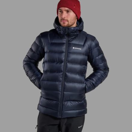 Bunda Montane Anti-Freeze XT Hoodie caper L na modelovi zepředu, s rukama v kapsách a kapucí. (7)
