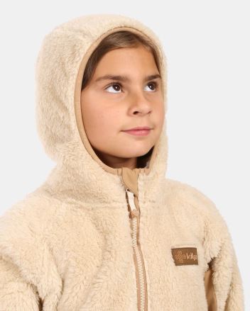 Detailní záběr na dívku v béžové fleecové mikině Kilpi NORKA-JG béžová 110 s kapucí a logem Kilpi. (2)