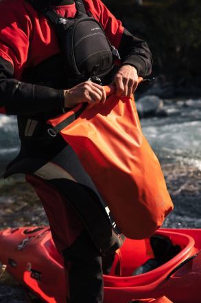 Voděodolný vak Osprey Wildwater Dry Bag 15L mars orange (4)