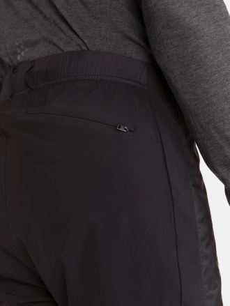 Zadní detail cyklošortek CRAFT PRO Gravel ubZ černá s kapsou na zip. (5)