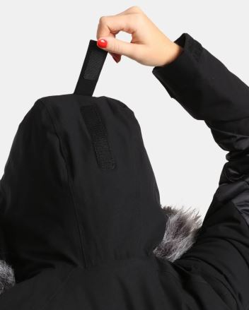 Detail nastavení kapuce Dámské lyžařské bundy Kilpi LIN-W černá s rukou držící pásek na suchý zip. (6)